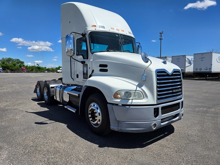 #16603-•-2016-mack-cxu613-day-cab-image-25