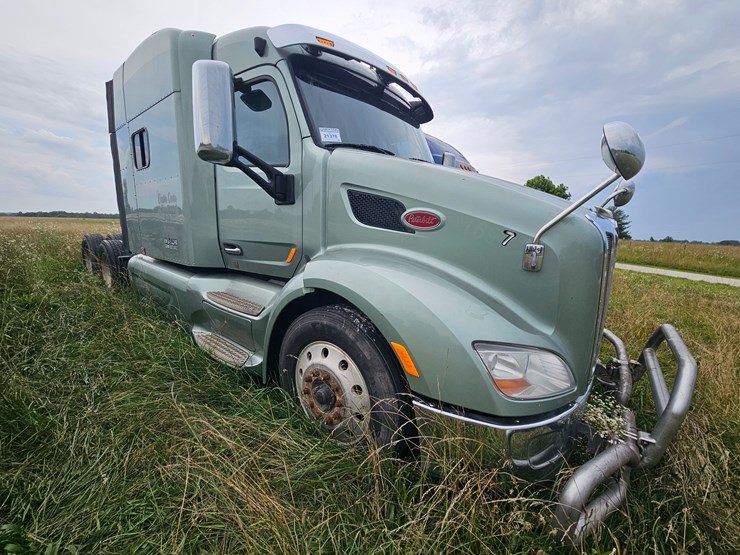 2016-peterbilt-579-image-16