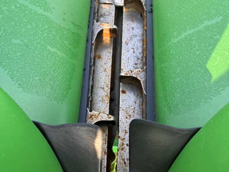 2014-john-deere-608c-image-13