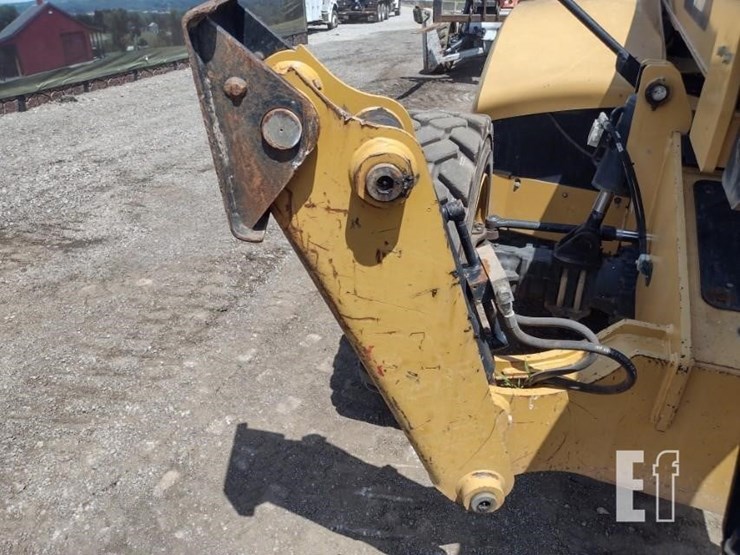 2017-caterpillar-tl1055d-image-18