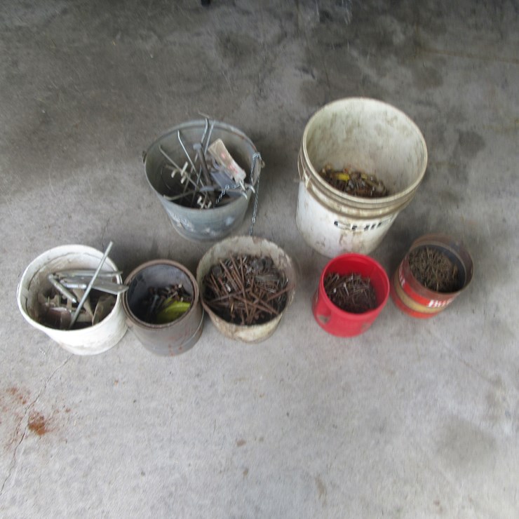 #8832 • Contents of lot