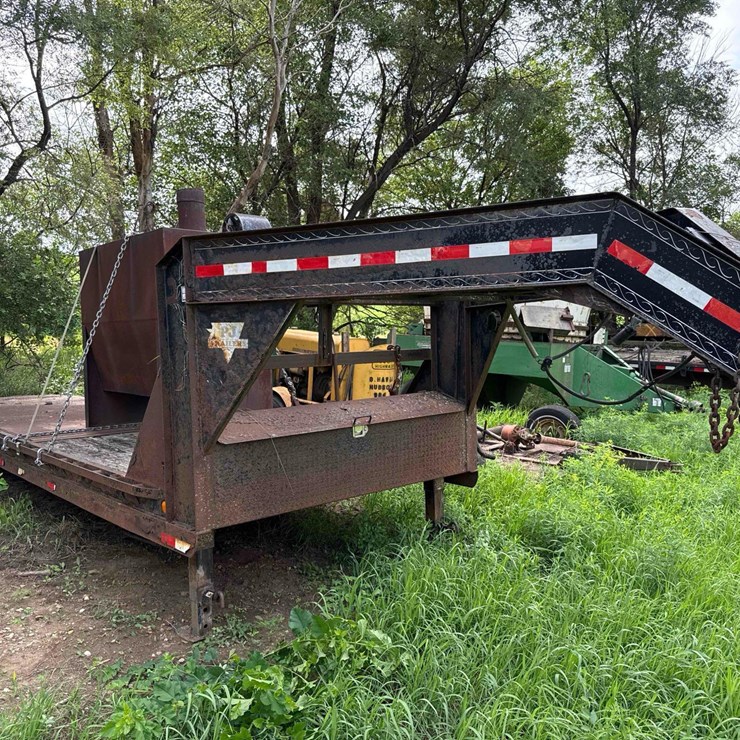 2007 PJ 78 1/2” x 25 1/2ft Gooseneck flatbed trailer
