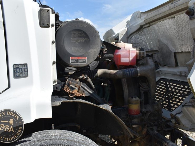 2015-volvo-vnm64t200-image-39