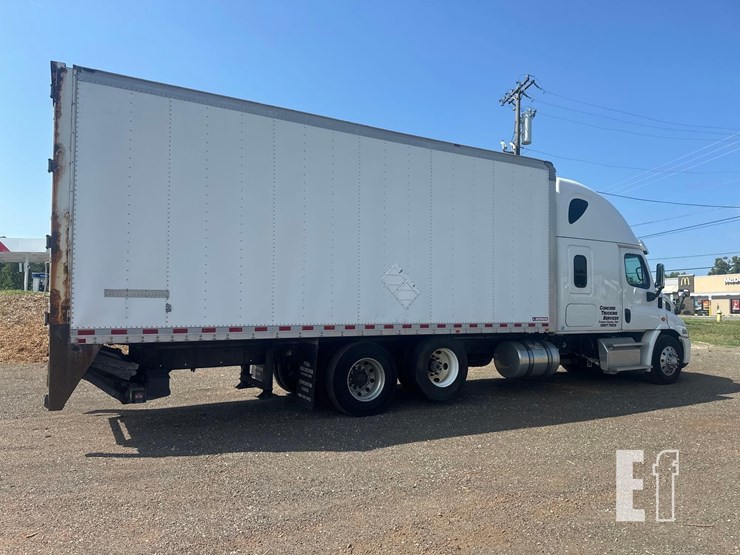 2015-freightliner-cascadia-113-image-3
