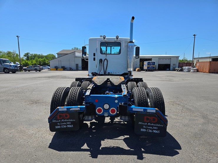 2020-freightliner-columbia-120-image-27