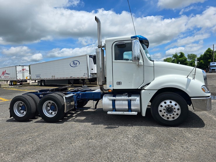2020-freightliner-columbia-120-image-28