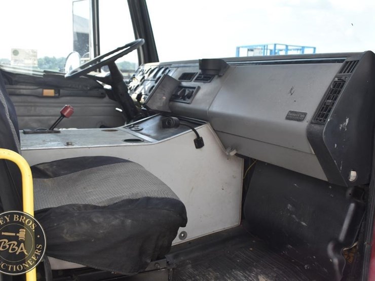 1999-freightliner-fl60-image-48