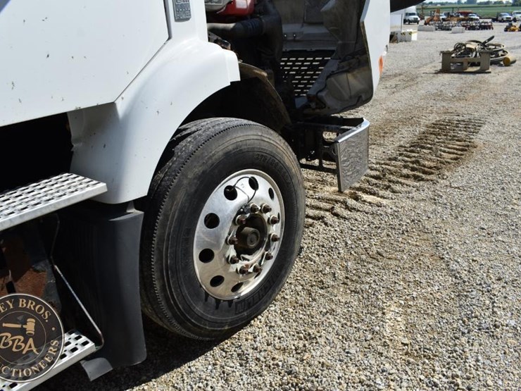 2015-volvo-vnm64t200-image-38