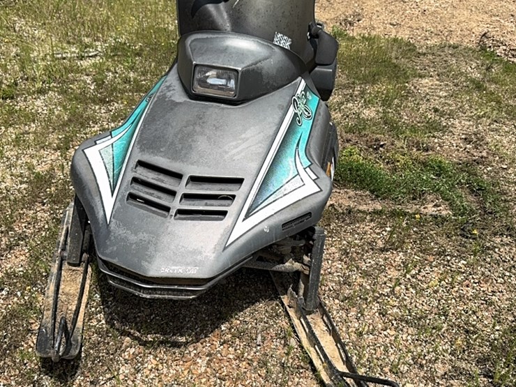 artic-cat-snowmobile-image-1