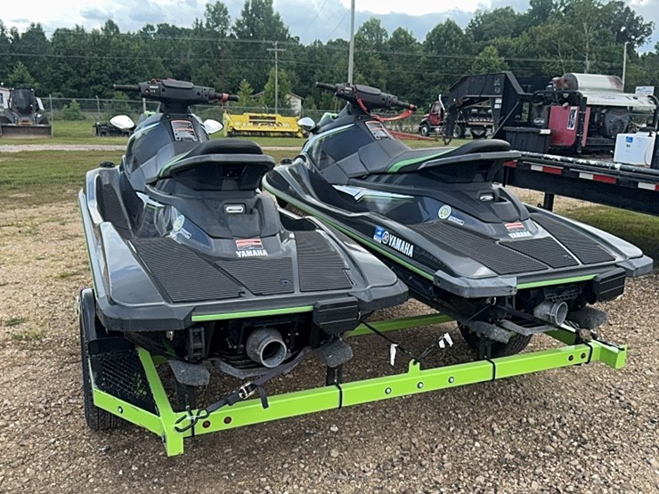 yamaha-wave-runners-ex-deluxe-one-not-running--will-need-engine-work-image-4