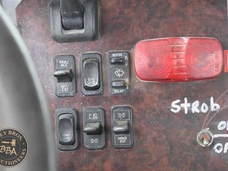 2002-freightliner-century-112-image-52