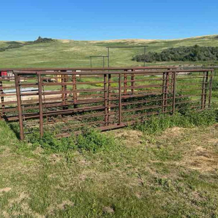 **SOLD ONSITE ONLY - NO ONLINE BIDS WILL BE ACCEPTED** Livestock Equipment