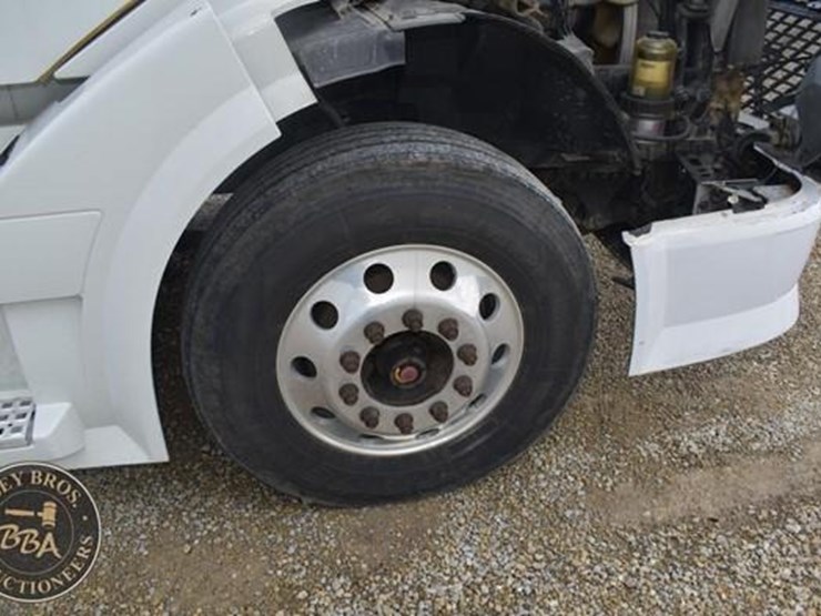 2014-volvo-vnl64t670-image-50