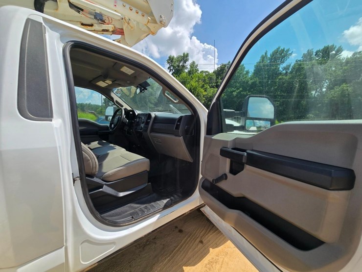 2017-ford-f550-image-32