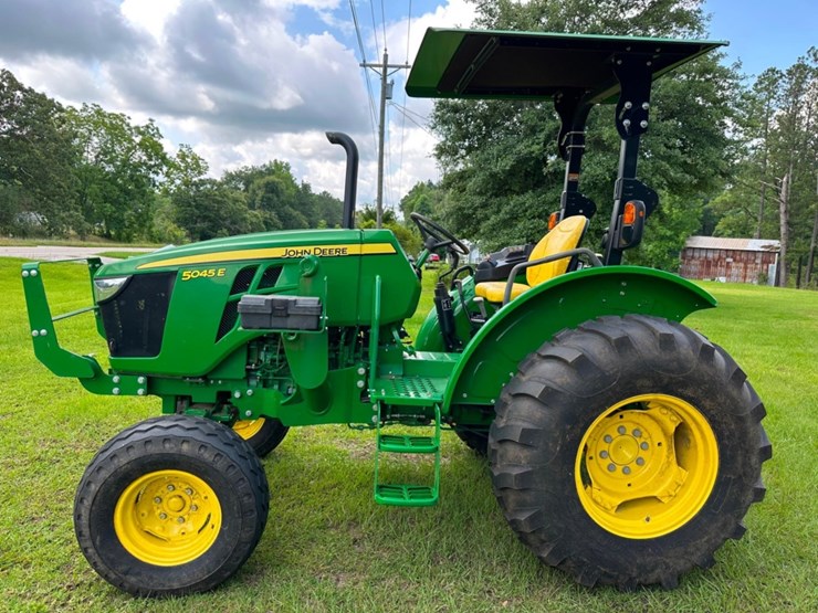 2021-john-deere-5045e-image-1