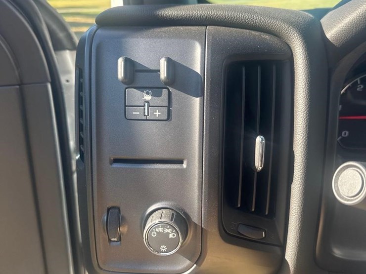 2023-chevrolet-silverado-6500hd-image-9
