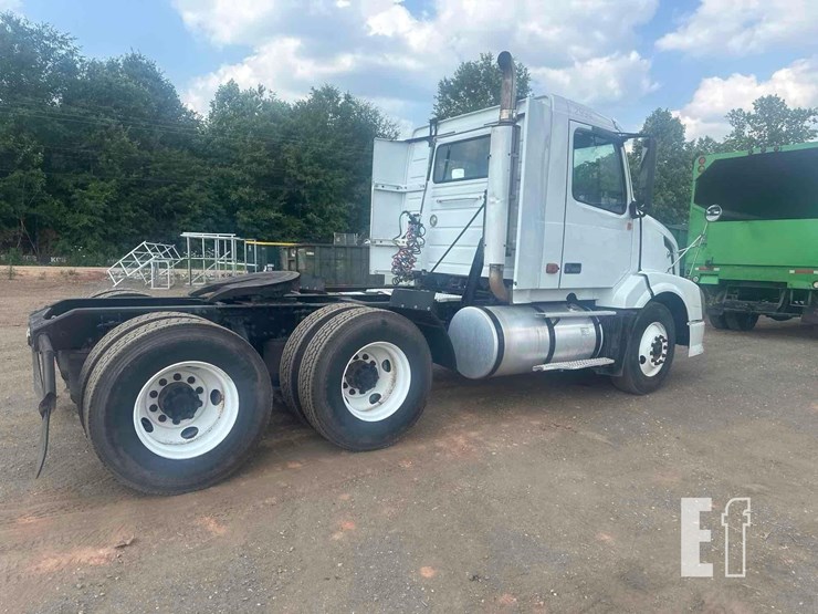 2008-volvo-vnl64t300-image-24