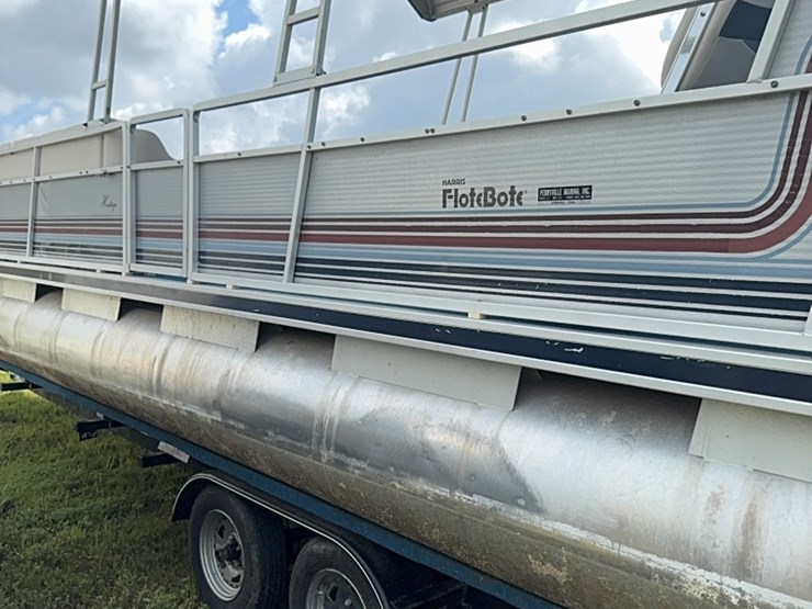 28-foot-pontoon-boat-image-8