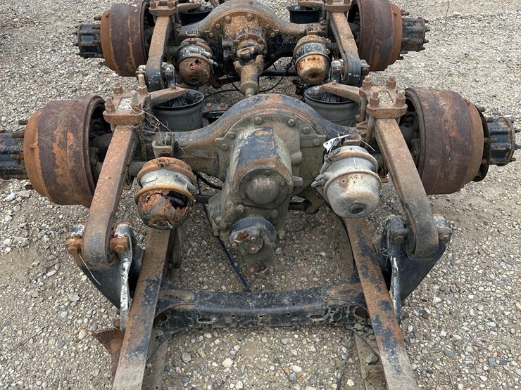 11254---rear-chassis-w/-front-axle-from-a-(2005)-freightliner-semi-image-2