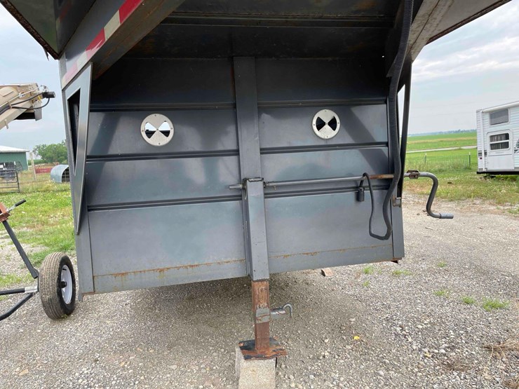 2000-24'-corn-pro-livestock-trailer-image-4