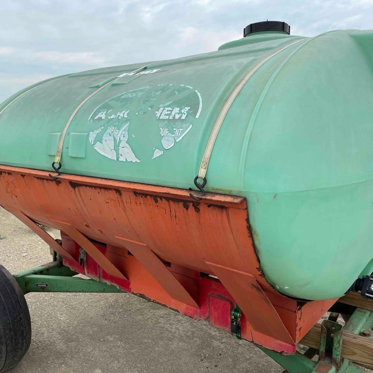 1000 gallon poly tank w/ metal cradle