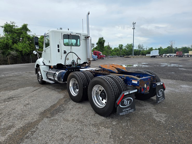 2018-freightliner-columbia-120-image-12