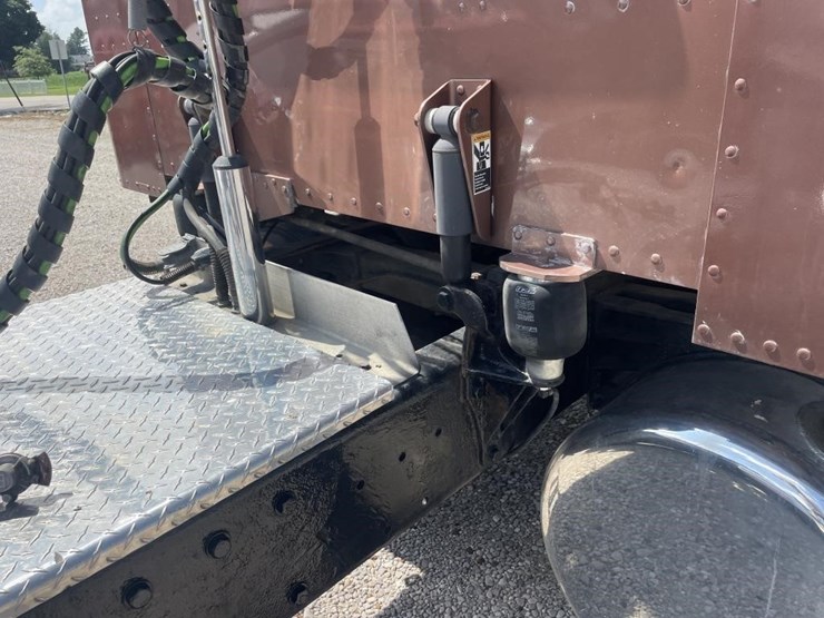 2007-peterbilt-388-image-38