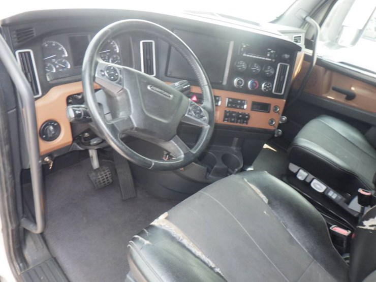 2024-freightliner-cascadia-126-image-11