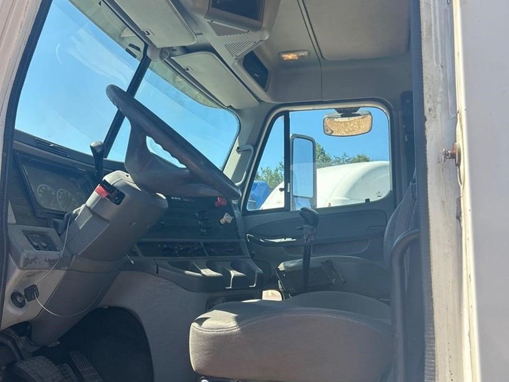 2006-freightliner-columbia-120-image-50