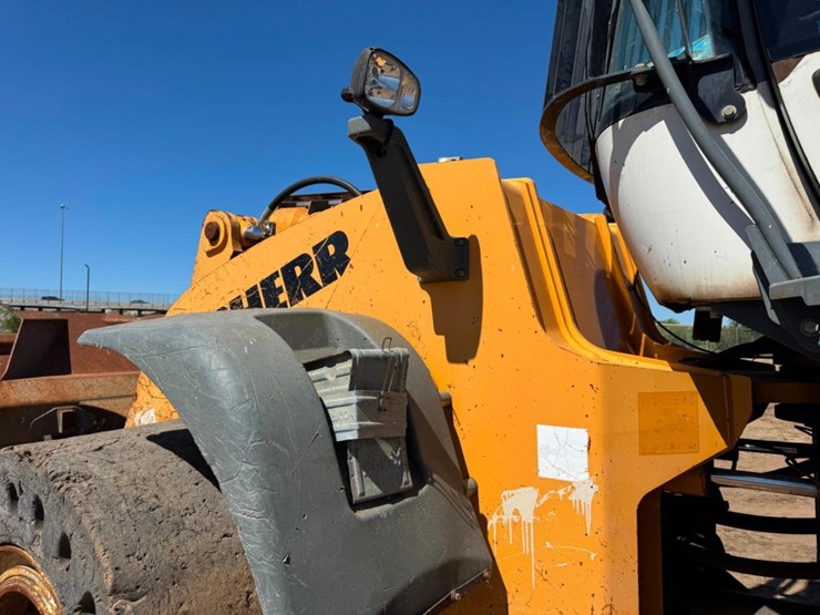 2011-liebherr-l586-image-38