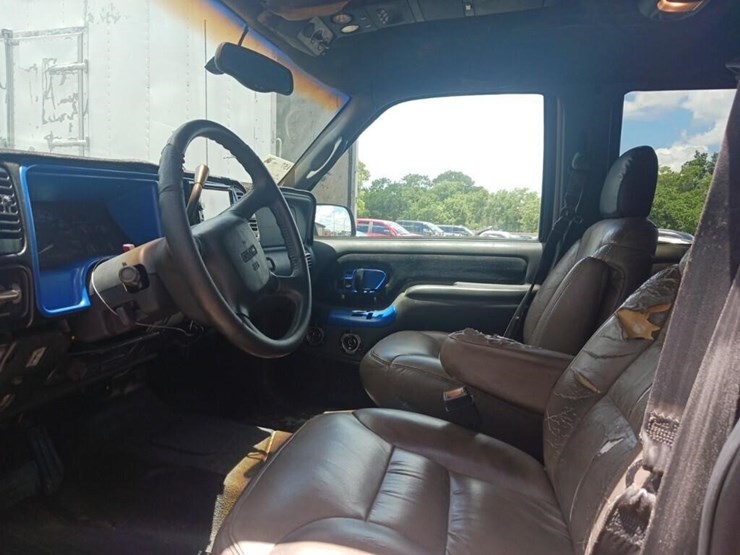 1999-gmc-suburban-image-5