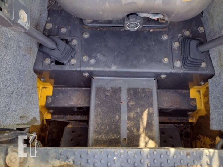 new-holland-l185-image-12
