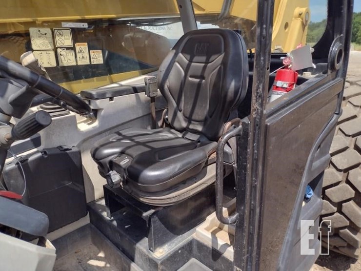 2017-caterpillar-tl1055d-image-11