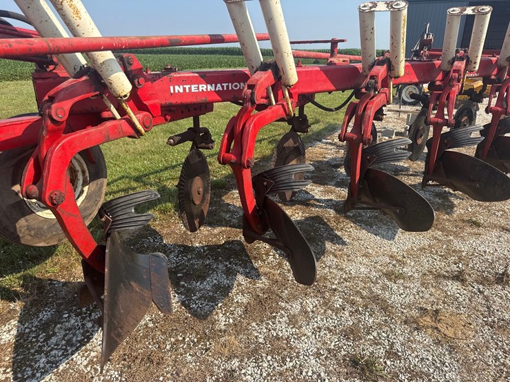 6x18-ih-720-on-land-plow-image-5