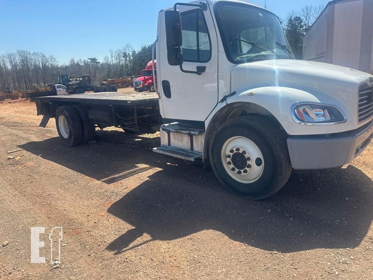 2013-freightliner-business-class-m2-106-image-3
