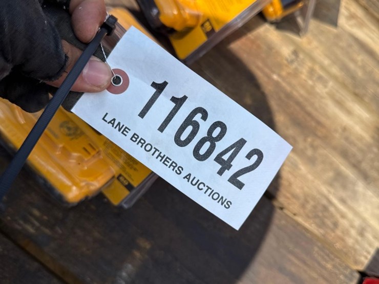 2139---dewalt-20-volt-battery-image-3