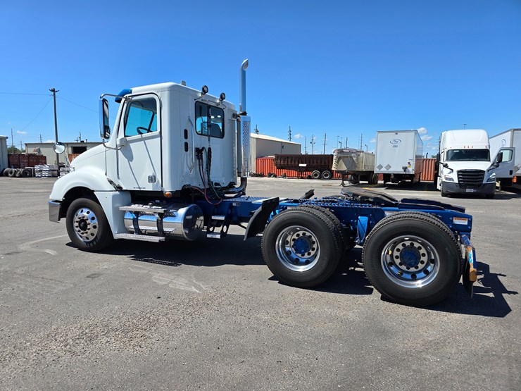 2020-freightliner-columbia-120-image-18