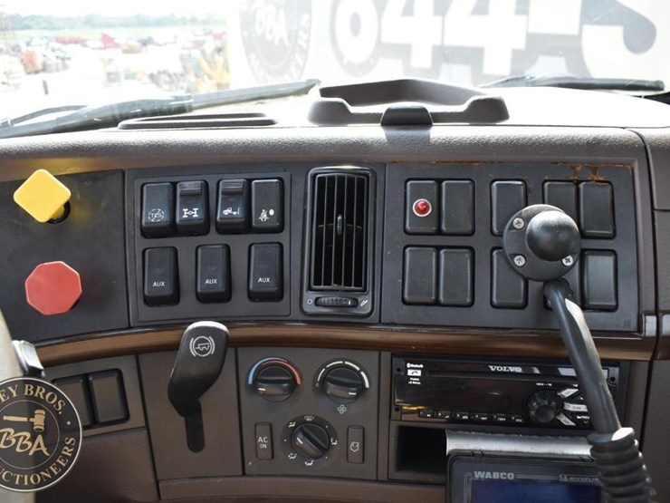 2015-volvo-vnm64t200-image-53