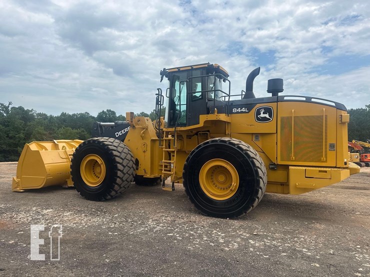 2020-deere-844l-image-4