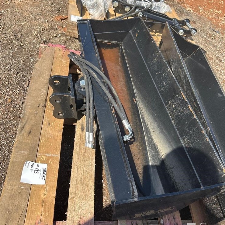 UNUSED 40IN HYDRAULIC SWIVEL BUCKET W/HOSES