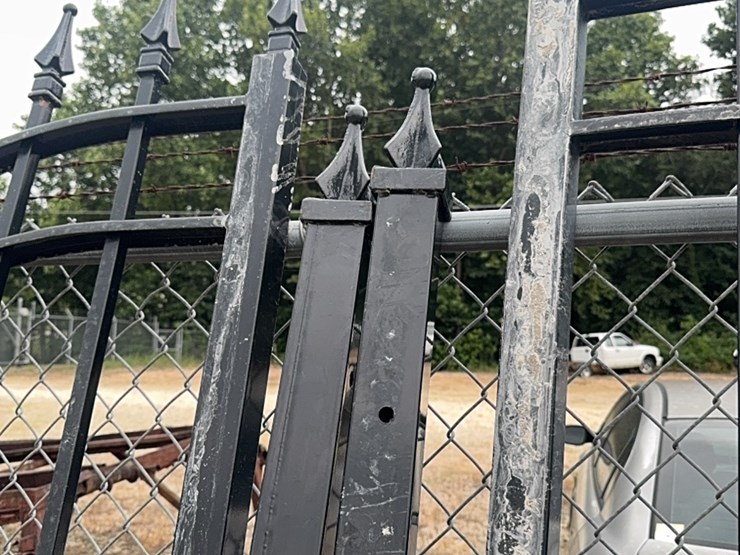 two-8-foot-gates-with-wildlife-scene-image-5