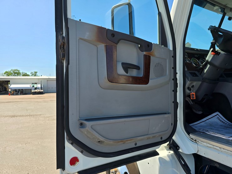 2020-freightliner-columbia-120-image-92
