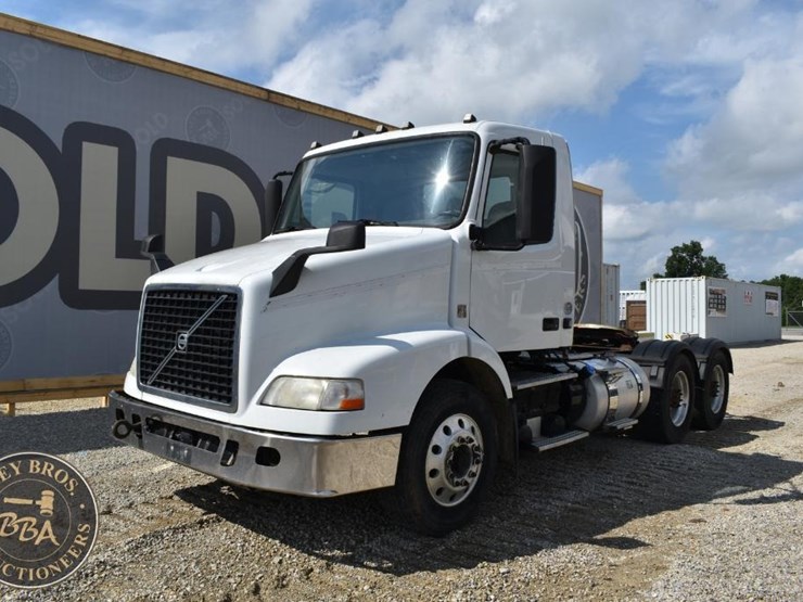 2015-volvo-vnm64t200-image-20