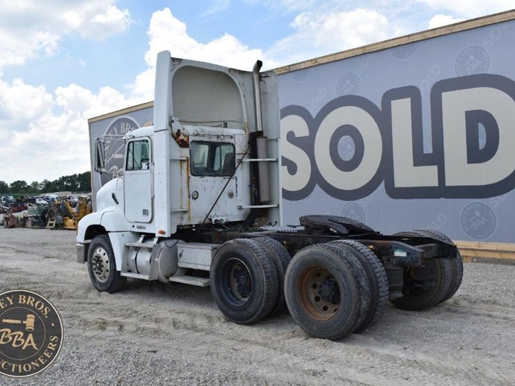 1999-freightliner-fld112-image-12