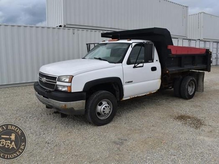 2005-chevrolet-3500-image-3