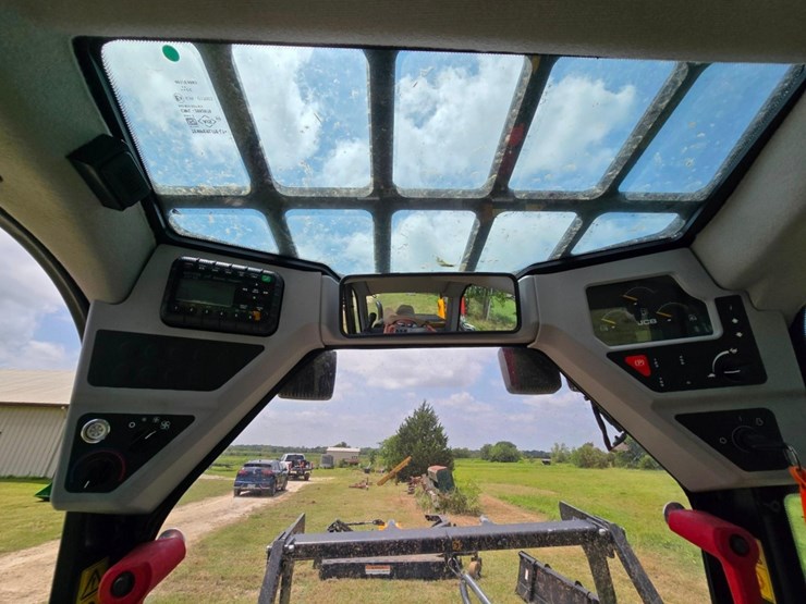 2022-jcb-3ts-8t-image-29