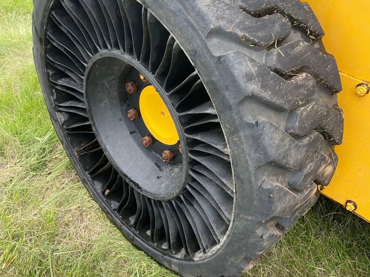 2019-deere-318g-image-17