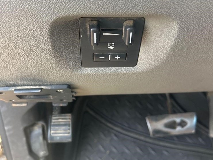 2011-chevrolet-cheyenne-3500hd-image-27