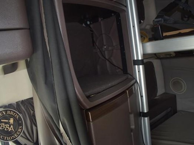 2014-volvo-vnl64t670-image-45