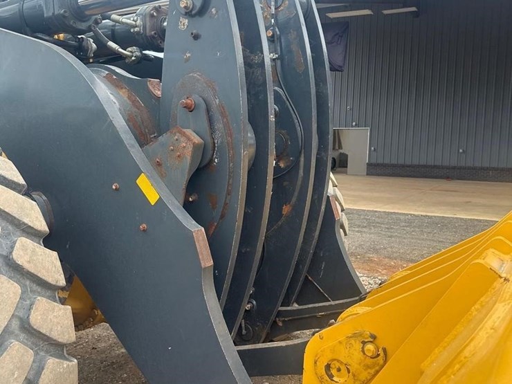 2020-deere-844l-image-15